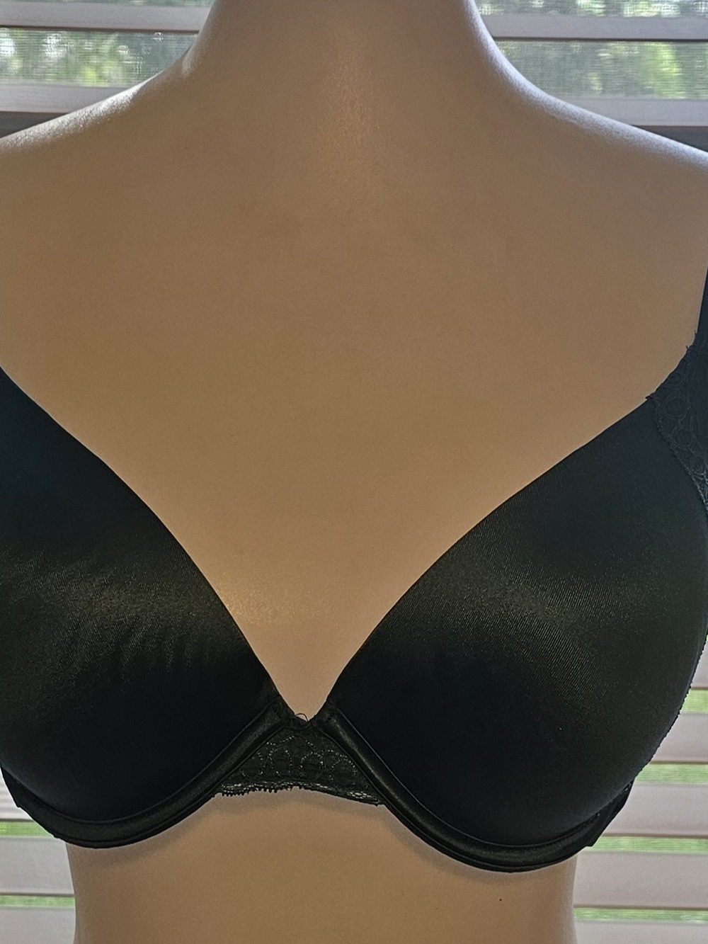 Maidenform Black Molded T-Shirt Bra with Light Lace Trim